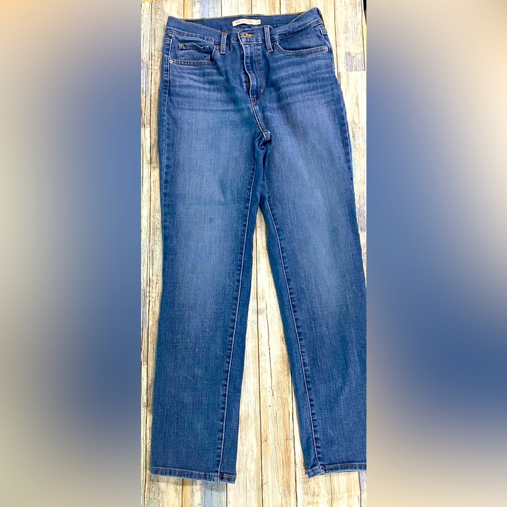 Women’s Levi’s High Rise Straight size 29.  Great condition.